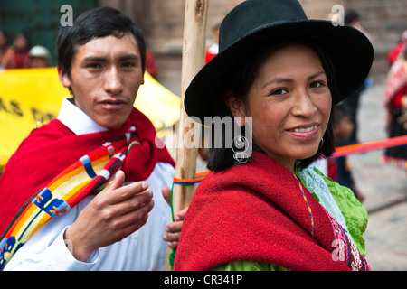 Il Perù, Provincia di Cuzco, Cuzco, giovane coppia peruviana in costume tradizionale Foto Stock