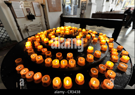 Candele votive, chiesa Peterskirche, Chiesa di San Pietro, Monaco di Baviera, Germania, Europa Foto Stock