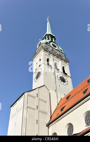 La guglia di Alter Peter, Peterskirche, Chiesa di San Pietro, Viktualienmarkt, Monaco di Baviera, Germania Foto Stock