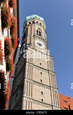 Una delle guglie gemelle della Frauenkirche, la Chiesa di Nostra Signora di Monaco di Baviera, Germania, Europa Foto Stock