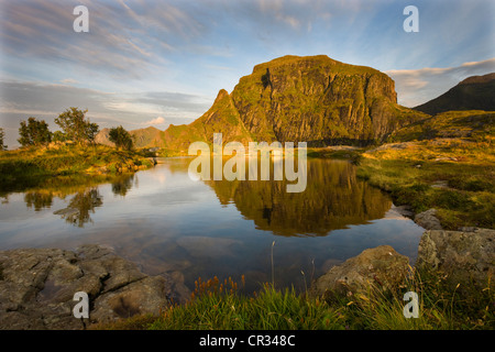 Lago vicino a, Vestvagoya Isola, estremità occidentale delle isole Lofoten in Norvegia, Scandinavia, Europa Foto Stock