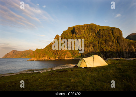 Tenda accanto a un lago vicino a, Vestvagoya Isola, estremità occidentale delle isole Lofoten in Norvegia, Scandinavia, Europa Foto Stock