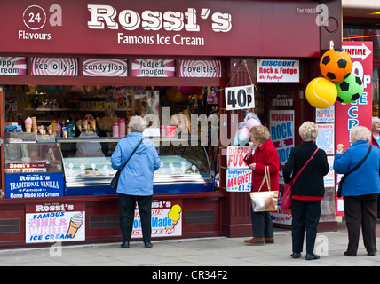 Le persone anziane shopping e godendo di una giornata fuori in Southport Inghilterra. Foto Stock