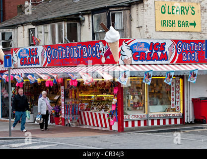 Le persone anziane shopping e godendo di una giornata fuori in Southport Inghilterra. Foto Stock