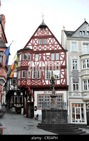 Michael figura su Michaelsbrunnen fontana nella parte anteriore di Bernkastel town hall, Marktplatz square, Bernkastel-Kues, regione Mosella Foto Stock