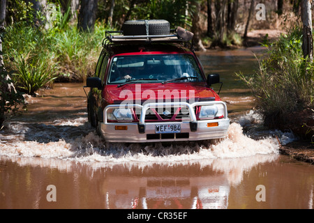 Veicolo a quattro ruote che attraversa un fiume nel Parco Nazionale di Litchfield, Territorio del Nord, l'Australia Foto Stock