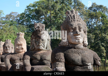 Linea di pietra demoni, ingresso sud, Angkor Thom, Siem Reap, Cambogia, sud-est asiatico Foto Stock