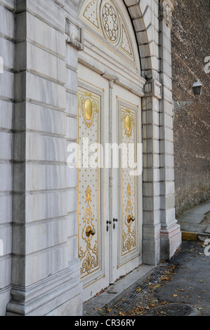 Piccola porta laterale al palazzo Dolmabahce, centro storico, istanbul, Turchia, europa Foto Stock