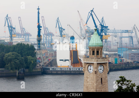 St Pauli Landungsbruecken, Ponti di Sbarco, con il livello di acqua nella torre di St. Pauli, Amburgo, Germania, Europa Foto Stock