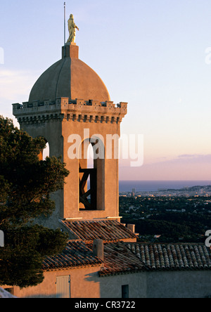 Francia, Bouches du Rhone, Allauch, Notre Dame du Chateau, in background Marseille Foto Stock