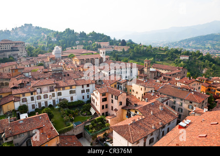 L'Italia, Lombardia, Bergamo, panoramica sulla città alta (superiore City) Foto Stock