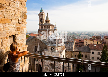 L'Italia, Lombardia, Bergamo, visto dalla Torre del Campanone sulla Cappella Colleoni (Cappella Colleoni) Foto Stock