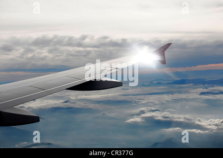 Ala destra, Airbus A 319 in volo sopra le nuvole Foto Stock