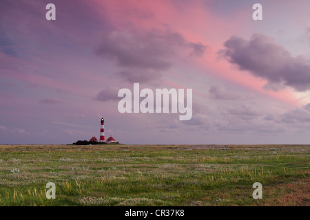 Faro Westerhever tra le paludi salate poco prima del tramonto, Westerheversand, Nord distretto Friesland Foto Stock