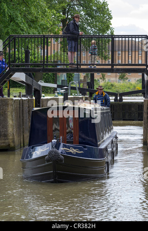 Barca stretta passando attraverso blocchi sul fiume Nene dal Northamptonshire Marina. Foto Stock
