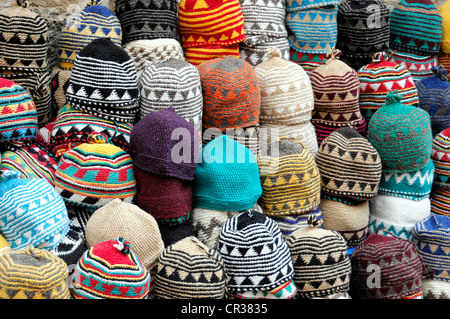 Cappelli sul display per la vendita, souvenir, Essaouira, Marocco, Africa Foto Stock