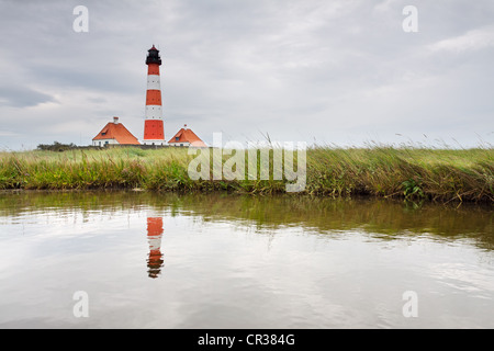 Faro di Westerheversand sulla penisola di Eiderstedt, con una riflessione, Frisia settentrionale, Schleswig-Holstein, Germania, Europa Foto Stock