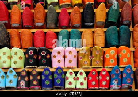Babush pantofole tradizionali marocchine in pantofole, souq di Fez, Fes, Marocco, Africa Foto Stock