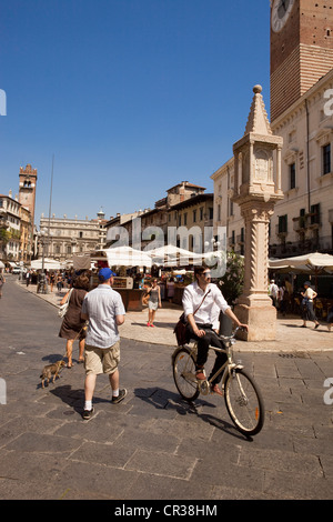 L'Italia, Veneto, Verona, elencato come patrimonio mondiale dall' UNESCO, Piazza delle Erbe Foto Stock