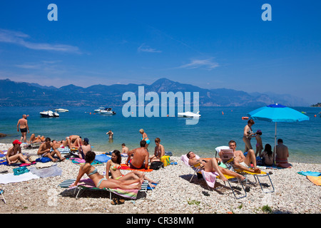 L'Italia, Veneto, il Lago di Garda e Torri del Benaco, spiaggia Foto Stock