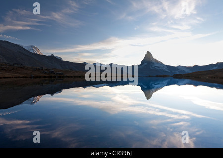 Poco dopo il tramonto, Mt Cervino, Mt Klein Matterhorn e Mt Breithorn sono riflesse nel lago Stellisee, Zermatt Foto Stock