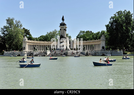 Tour barche davanti al monumento ad Alfonso XII. nel Parque del Buen Retiro park, Madrid, Spagna, Europa Foto Stock