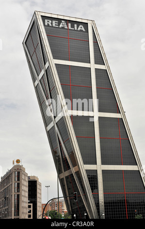 Una delle torri moderne Torres Kio o Puerta de Europa, al Paseo de la Castellana e a Plaza de Castilla, Madrid, Spagna, Europa Foto Stock