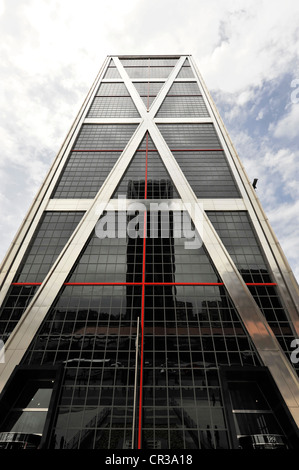 Una delle torri moderne Torres Kio o Puerta de Europa, al Paseo de la Castellana e a Plaza de Castilla, Madrid, Spagna, Europa Foto Stock