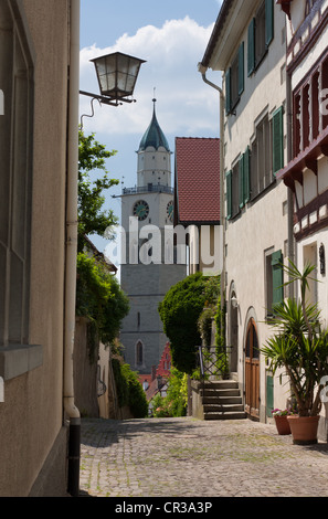 Antico vicolo in Ueberlingen, guardando verso San Nicolò Minster, il lago di Costanza distretto, Baden-Wuerttemberg, Germania, Europa Foto Stock