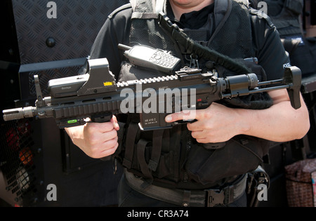 Armi da fuoco di polizia officer armati con Heckler e Koch 416 C fucile da assalto basato su American M4. Foto Stock