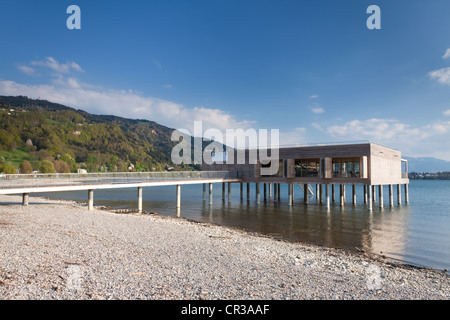 Vasca da bagno Casa sulla Spiaggia Kaiserstrand in Lochau con picco Pfaendergipfel, Bregenz, Vorarlberg, Austria, Europa Foto Stock