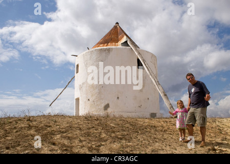 Padre e figlia accanto a uno dei vecchi mulini a vento in Vejer de la Frontera Foto Stock