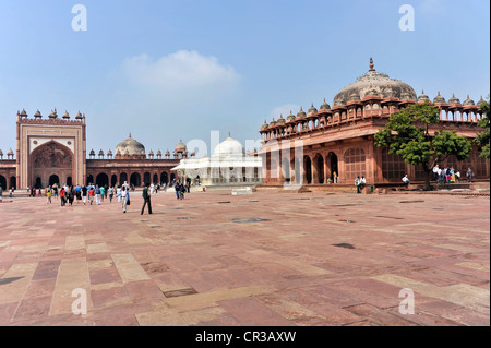 L'Islam Khan Mausoleo, cortile interno dell'Buland Darwaza, Sito Patrimonio Mondiale dell'UNESCO, Fatehpur Sikri, Uttar Pradesh, India Foto Stock