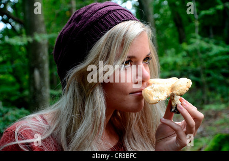 Giovane donna maleodoranti appena raccolto a fungo, Ystad, Skåne, Svezia, Europa Foto Stock