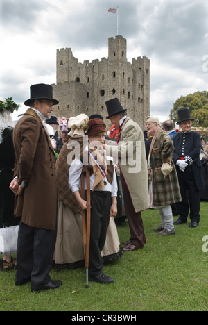 Charles Dickens Festival. Rochester Kent REGNO UNITO. I caratteri da giocare A Christmas Carol HOMER SYKES Foto Stock