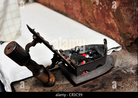 Appartamento in ferro con carbone di legna, Varanasi, Benares, Uttar Pradesh, India, Asia del Sud Foto Stock