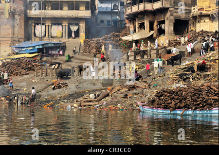 Cremazione rituale sulle scale del Fiume Gange, Manikarnika Ghat Varanasi, Benares, Uttar Pradesh, India, Asia Foto Stock