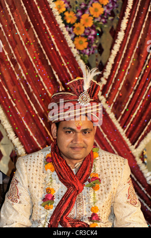 Lo sposo, party di nozze, Varanasi, Benares, Uttar Pradesh, India, Asia Foto Stock