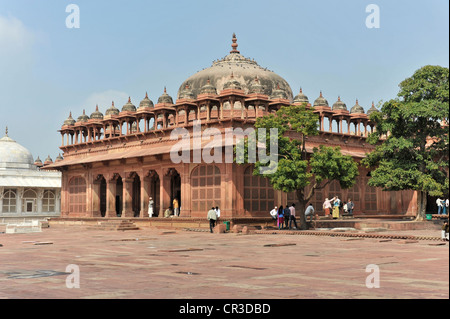 Mausoleo di Islam Khan, cortile interno dell'Buland Darwaza gateway, Sito Patrimonio Mondiale dell'UNESCO, Fatehpur Sikri Foto Stock