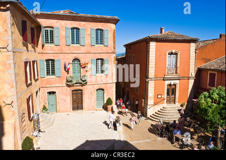 Francia, Vaucluse, Luberon, Roussillon, etichettati Les Plus Beaux Villages de France, Place de la Mairie (piazza Municipio), case Foto Stock