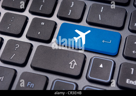 Un piano segno sulla tastiera, per illustrare la prenotazione online o di acquisto del biglietto aereo o viaggi di lavoro concetti. Foto Stock