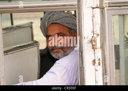 Uomo indiano sul bus, Jaisalmer, Rajasthan, India settentrionale, Asia Foto Stock