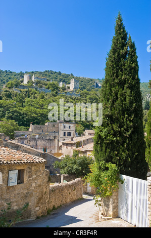 Francia, Vaucluse, Luberon, Oppede le Vieux, costruito nel vertice di una formazione rocciosa sulla strada turistica dei villaggi arroccati Foto Stock