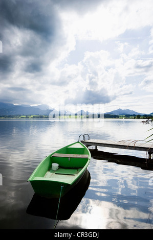 Barca a jetty, Lago Hopfensee, vicino a Füssen, Allgaeu, Baviera, Germania, Europa Foto Stock