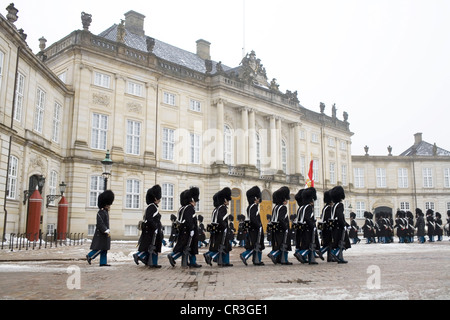 Cambio della Guardia, il Palazzo di Amalienborg, Copenaghen, Danimarca, Europa Foto Stock