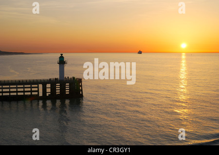 Tramonto sul mare a Calais. Pas-de-Calais. La Francia. Con il traghetto per auto si avvicina a distanza Foto Stock