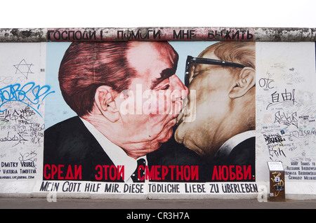 La East Side Gallery, il muro di Berlino, il bacio fraterno, Erich Honecker e Leonid Brezhnev, Berlino, Germania, Europa Foto Stock