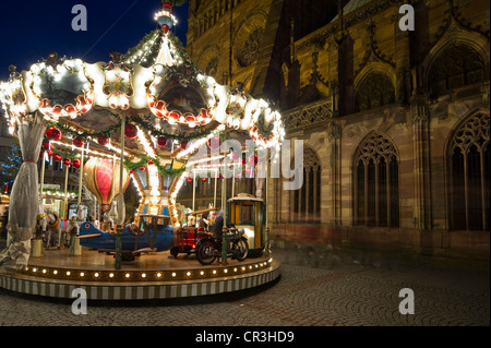 Giostra, mercatino di Natale di Strasburgo, Alsazia, Francia, Europa Foto Stock