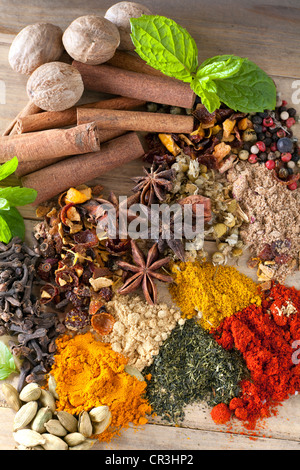 Ingredienti speziati, Erbe ed infusioni su un tavolo di legno Foto Stock