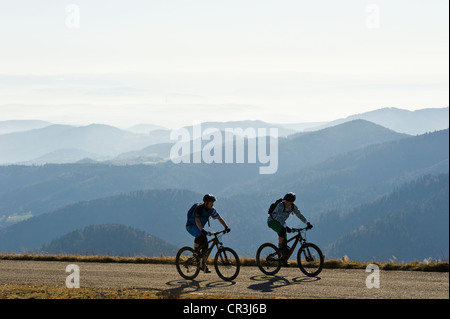 Gli amanti della mountain bike su Mt Belchen, Foresta Nera meridionale, foresta nera, Baden-Wuerttemberg, Germania, Europa Foto Stock